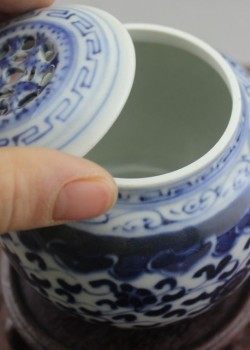 手繪海浪青花瓷花瓶