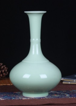 釉冰裂紋綠色鳳尾賞瓶