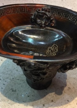 精雕瑞獸牛角杯