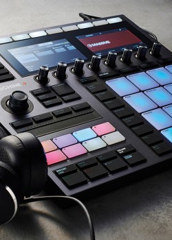 Native Instruments MASCHINE+ MK3 PRODUCTION STUDIO