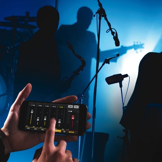SOUNDCRAFT UI24R Professional Audio Mixers